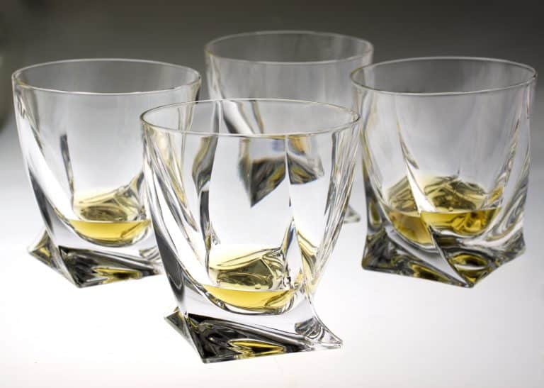 Vier elegante Whisky-Gläser als Titelbild zur Folge 0 – Vorstellungskraft