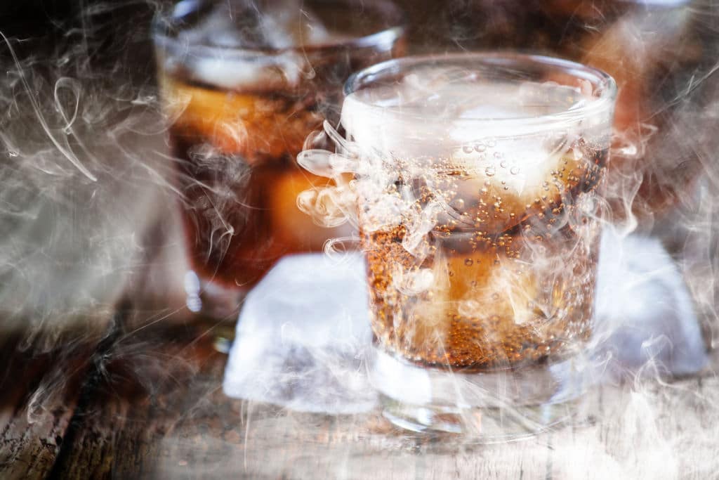 Wir haben bereits in einem anderen Beitrag erwähnt, dass Whisky eine tolle Grundlage bietet, um tolle und kreative Cocktails zu zaubern. Am häufigsten werden bei Cocktails und auch Longdrinks vor allem milde Bourbons verwendet - anders ist das jedoch beim Smokey Cokey.