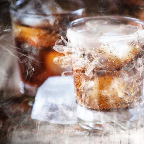 Wir haben bereits in einem anderen Beitrag erwähnt, dass Whisky eine tolle Grundlage bietet, um tolle und kreative Cocktails zu zaubern. Am häufigsten werden bei Cocktails und auch Longdrinks vor allem milde Bourbons verwendet - anders ist das jedoch beim Smokey Cokey.