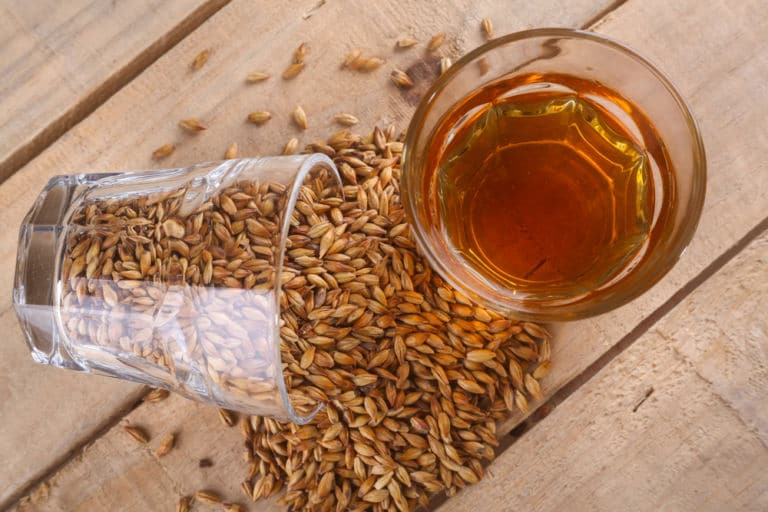 Ein Glas Whisky und ein Teil der Zutaten