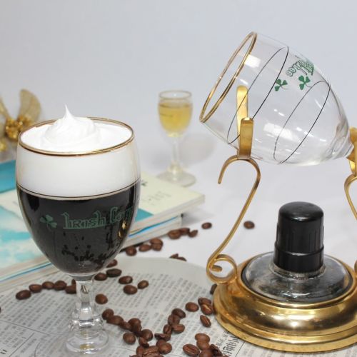 Der traditionelle „Hot Drink“ Irish Coffee ist auf den Cocktailkarten in der ganzen Welt zu finden. Besonders in Irland wird er auch als Gaelic Coffee oder Caife Gaelach bezeichnet.