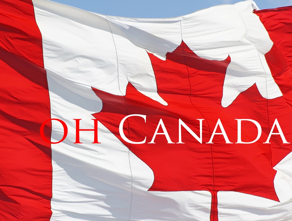 Eine Kanadische Flagge weht im Wind. Mitten im Bild sind zudem die Buchstaben OH Canada zu lesen als Titelbild zur Folge 6 – Oh, Kanada