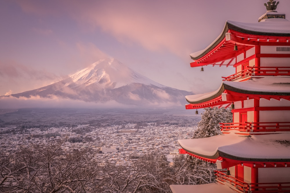 Auf dem Bild ist die Chureito-Pagode mit Blick auf den Mount Fuji in Japan zu sehen als Titelbild zur Folge 8 – Dōmo arigatōgo, Nippon!