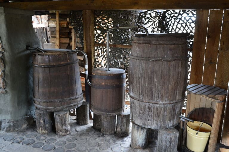 Improvisierte Destillationsapparate als Symbolbild für: Was ist ein Moonshine?