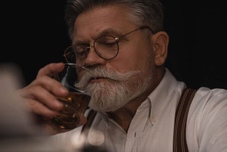 Ein Mann Trinkt Whisky aus einem Nosing Glas als Symbolbild für: Welche Whisky Gläser gibt es?