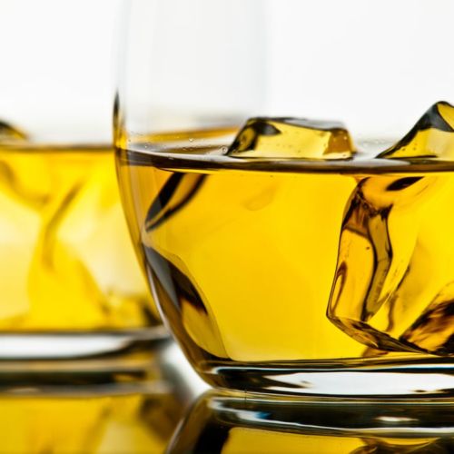 Nosing-Glas, Tumbler oder vielleicht sogar Quaich? Welche Whisky-Gläser gibt es und macht es einen Unterschied, aus welchem Glas man trinkt?