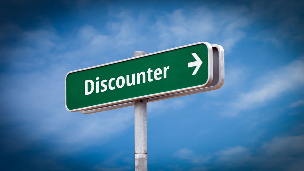 Straßenschild mit Wegbeschreibung zum Discounter als Titelbild zur Folge 20 – Wer ist Ben Bracken?