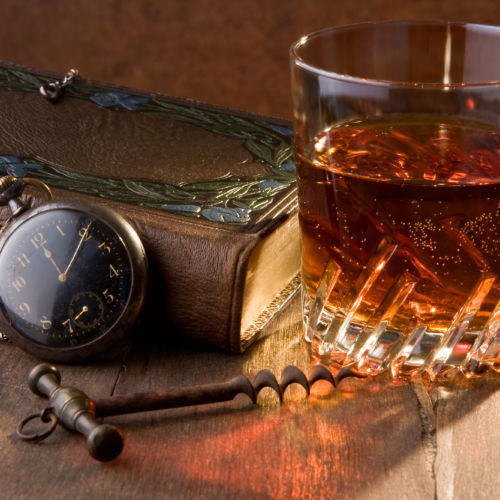 Wie alt muss ein guter Whisky sein? Die einfach anmutende Frage ist nicht unbedingt ohne große Ausschweifungen zu beantworten. Laut gesetzlicher Bestimmungen muss der edle Tropfen in Schottland mindestens drei Jahre in Eichenfässern gelagert werden, um als Whiskey gehandelt werden zu dürfen.