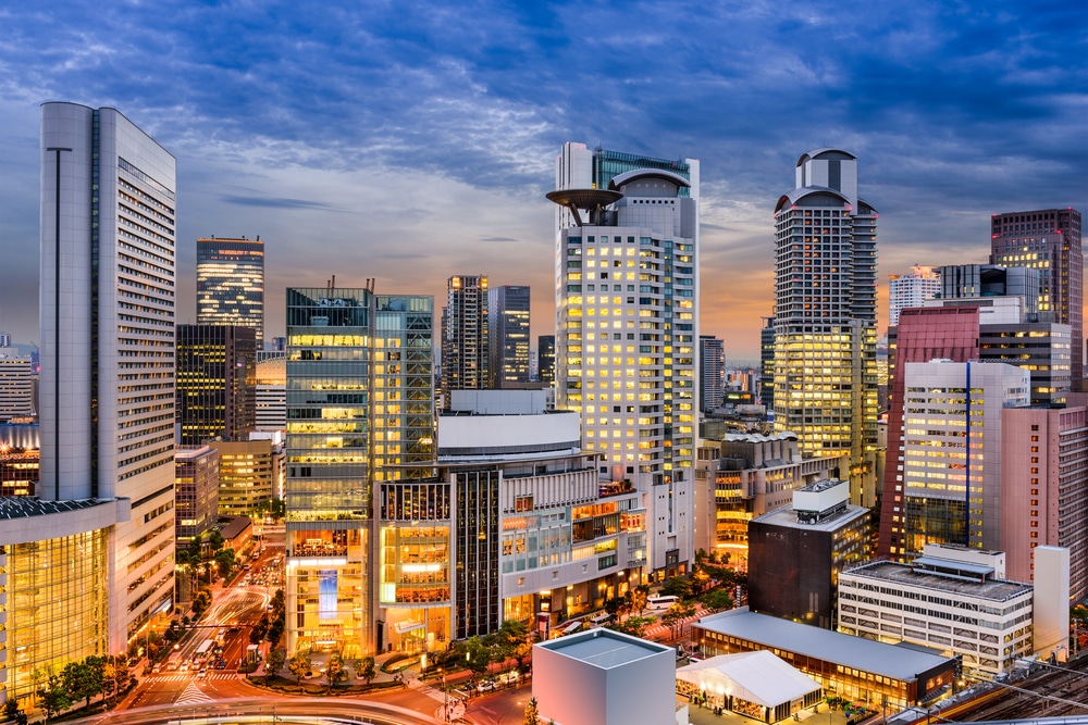 Stadtansicht von Osaka, Japan, in Umeda. Das Titelbild zur Folge 24 – Chita NIGHTS & Nikka DAYS