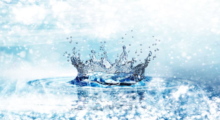 Ein Schnappschuss einer Krone aus Wasser, die durch das Hineinfallen eines Gegenstands oder einer Flüssigkeit entstanden ist. Das Titelbild zur Folge 29 – Royal on Ice