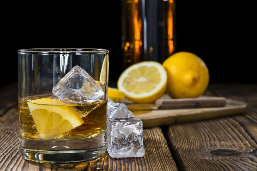 Wir beginnen die Vorstellung direkt mit einem Zitat aus dem berühmten Lied „Grund zum Feiern“ von Otto Waalkes: „Whiskey süß und Whiskey sauer, Hauptsache wir werden blauer…“. Das sollte hier nicht der Fall sein, wir rufen ja nicht zum exzessiven Alkoholkonsum auf. Bei uns geht es aber heute um das Kultgetränk Whiskey Sour.