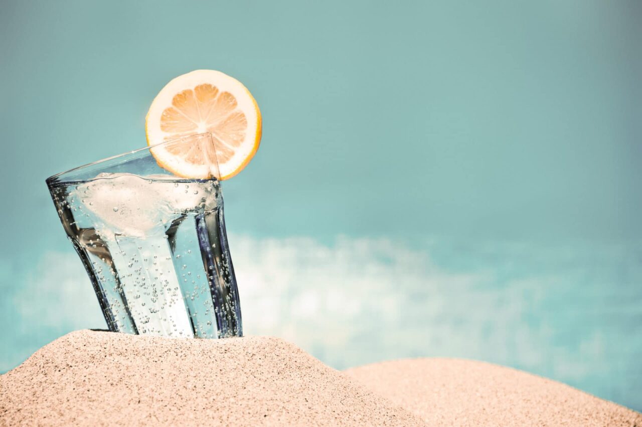 Glas mit Getränk und Zitronenscheibe