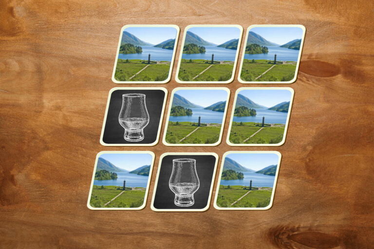 Ein Bild von einem Whisky Memory Spiel das auf einem Tisch liegt. Das Titelbild zur Folge 37 – Memory: Glen again