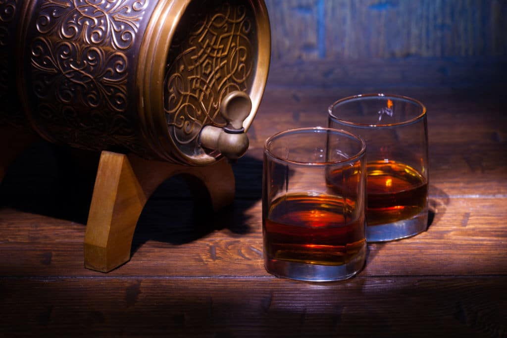Die Herstellung von Alkohol kann man schon bis ins alte Mesopotamien vor rund 5.000 Jahren zurückverfolgen. Damals wurde zwar noch kein Whisky gebrannt, jedoch befand man sich auf den Vorstufen von Bier und Wein. Eine kurze Geschichte des Whiskys.
