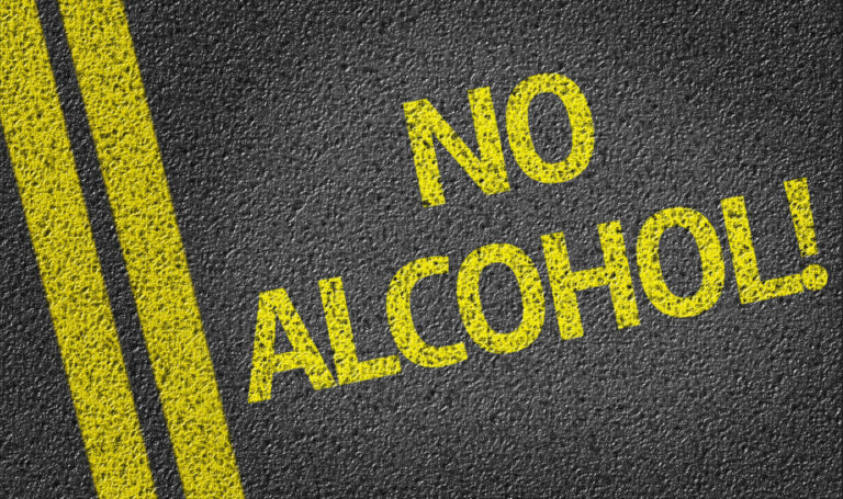Der Slogan "NO-ALCOHOL!" der auf den Asphalt einer Straße in Neongelb aufgetragen wurde. Das Titelbild zur Folge 45 – Alkoholfreier Whisky: Verstehen Sie Spass?