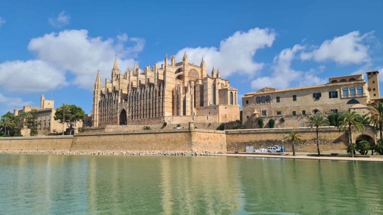 Das abgebildete Gebäude ist die Kathedrale der Heiligen Maria in Palma, der Hauptstadt Mallorcas, auch bekannt als "La Seu". Titelbild der Folge 51 - Whisky aus Mallorca