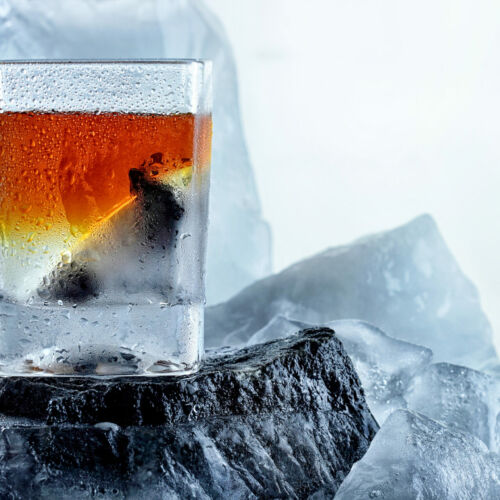 Ein ganz klares „Jain“ – Whisky entfaltet seine Aromen am besten bei Zimmertemperatur. Solltest du aber vorhaben, die Spirituose mit Cola zu mixen, ist es prinzipiell egal.