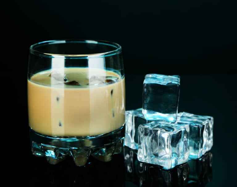 Ein Bild von einem Glas mit Baileys Whisky Likör auf Eis als Titelbild für Folge 55 - Baileys auf Eis