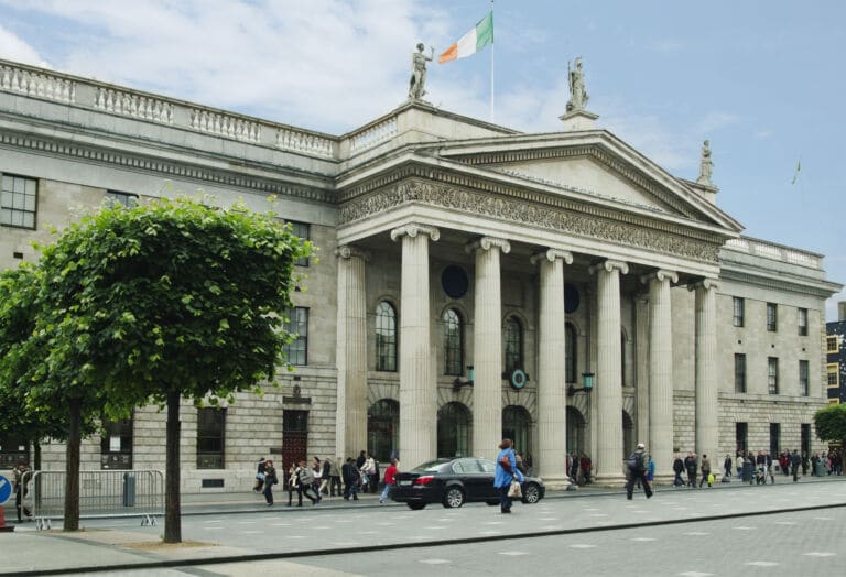 Das abgebildete Gebäude ist das General Post Office (GPO) in Dublin, Irland als Titelbild zur Folge 69 – Alte Verfassungsliebe rostet nicht