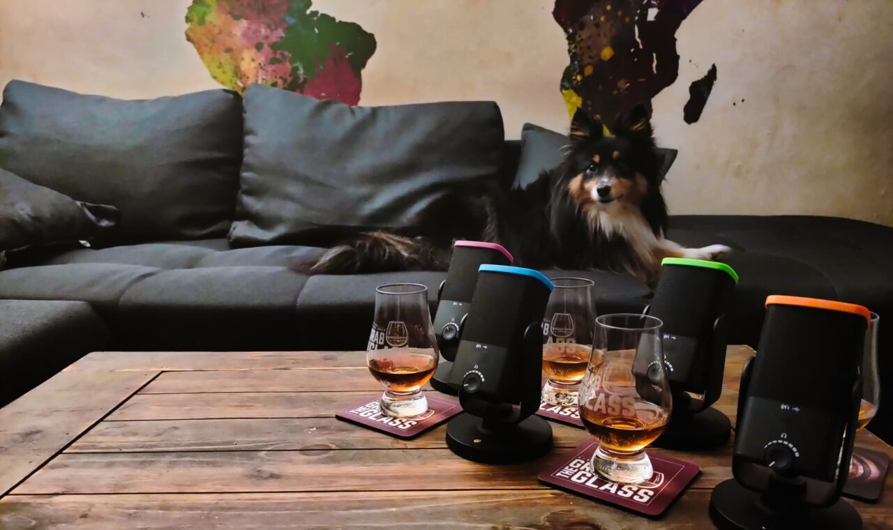 Whisky Gläser und Hund