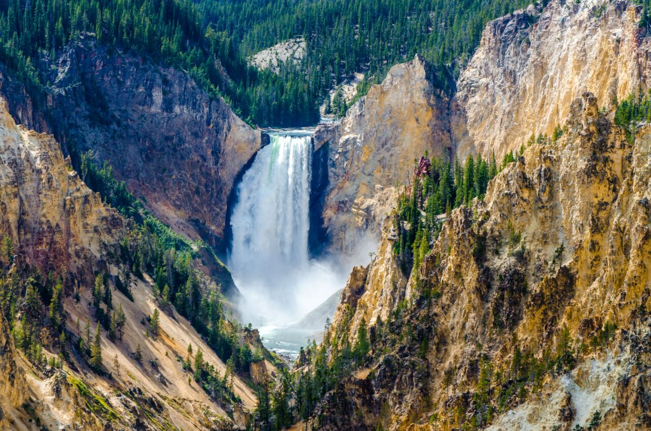 Ein Naturbild eines Wasserfalls in Amerika als Titelbild zur Folge 78 – Trinken für die Umwelt