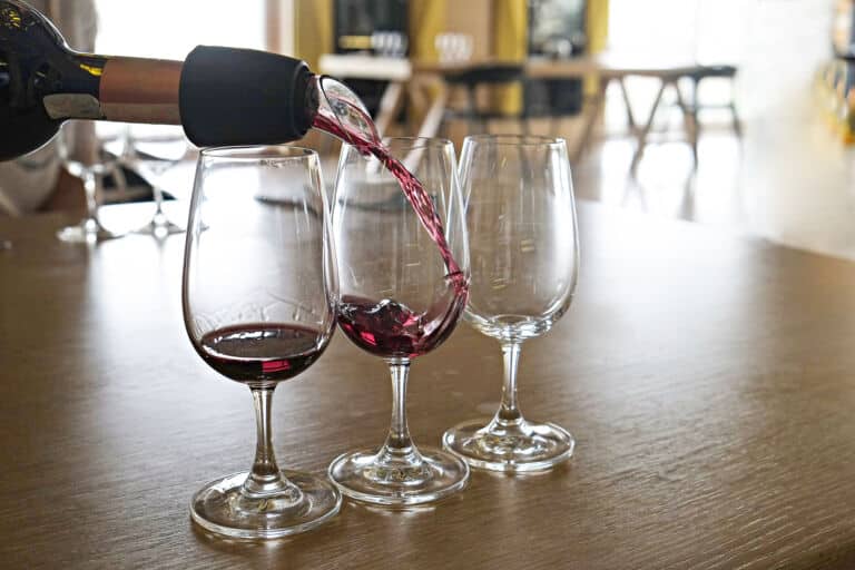 Drei Weingläser in die Wein eingegossen wird als Titelbild zur Folge 89 – Viel Wind um Tamnavulin