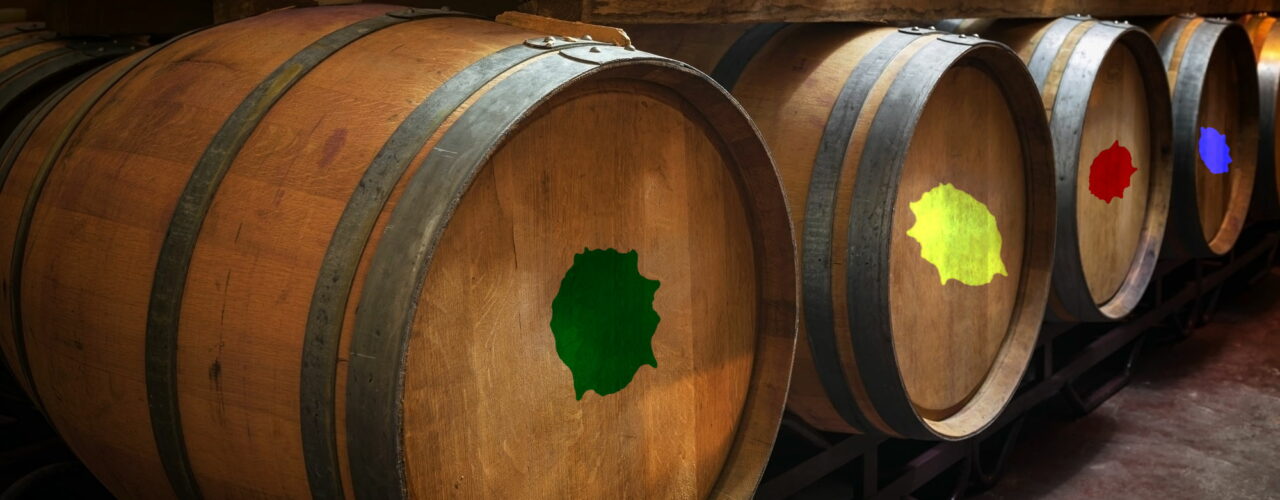Drei Whisky Fässer von denen eines einen roten eines einen gelben und eines einen roten Farbklecks besitzen. Das Titelbild zur Folge 91 – Whiskey auf den Punkt gebracht