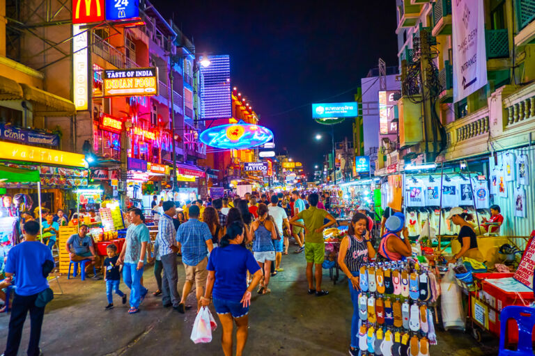 Bangkok, Thailand, mit zahlreichen Bars, Geschäften, Hotels und anderen Unterhaltungsangeboten als Titelbild zur Folge 99 – Thai why Whisky dabei: Blend 285, 100 Pipers & Co.