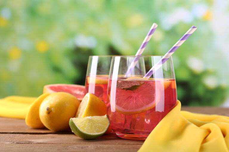 Zwei Cocktails mit Zitrusfrüchten auf einem Tisch voll aufgeschnittener Zitrusfrüchte. Das Titelbild zur Folge 106 – Mit Whisky-Cocktails in Frühlingsstimmung