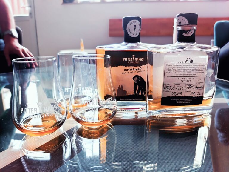 Ein Bild von Pittermanns Whisky und Glencairn Whisky Gläsern in der Pittermanns Destille. Das Titelbild zur Folge 111 – Interview mit der 1. Kölner Whisky-Destille