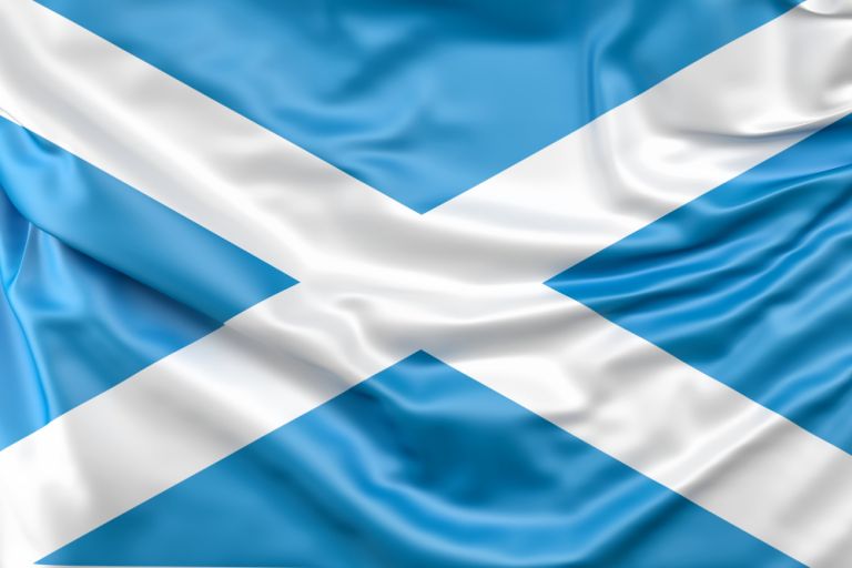 Titelbild zur Podcastfolge 149 Scotch Show Off: Schottische Flagge mit blauem Hintergrund und weißem Kreuz, die leicht im Wind weht.