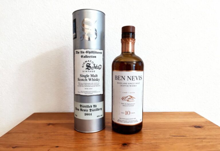 Ben Nevis 10 Jahre Highland Single Malt Whisky-Flasche neben Signatory Vintage „Un-Chillfiltered Collection“ Tube (Ben Nevis 2014) auf einem Holztisch vor heller Wand.
