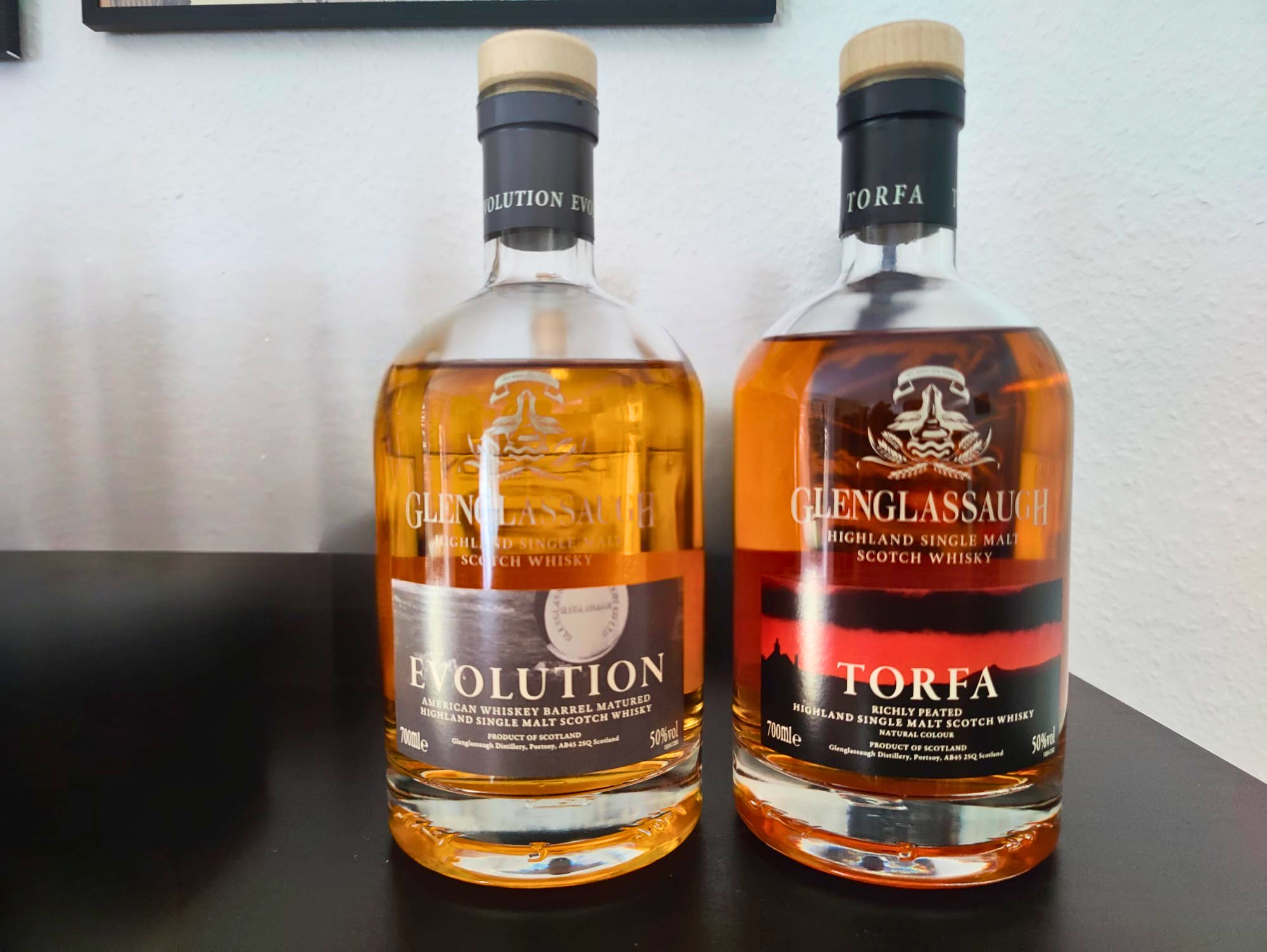 Glenglassaugh Evolution und Glenglassaugh Torfa stehen nebeneinander auf einem dunklen Tisch – Grab The Glass Folge 218