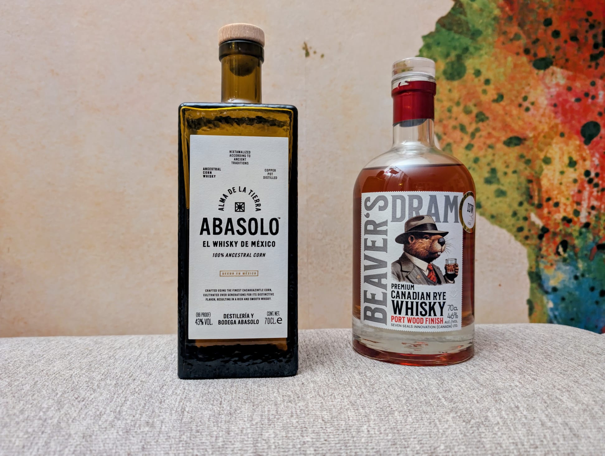 Abasolo Ancestral Corn Whisky aus Mexiko und Beaver’s Dram Canadian Rye Whisky aus Kanada nebeneinander.