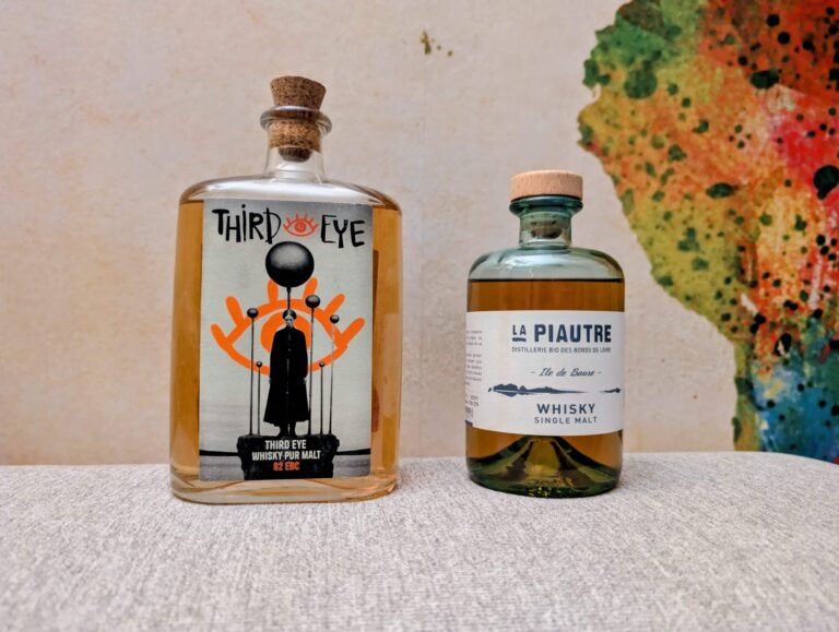 Third Eye Whisky 82 EBC und La Piautre Île de Baure nebeneinander vor einer farbigen Wand.