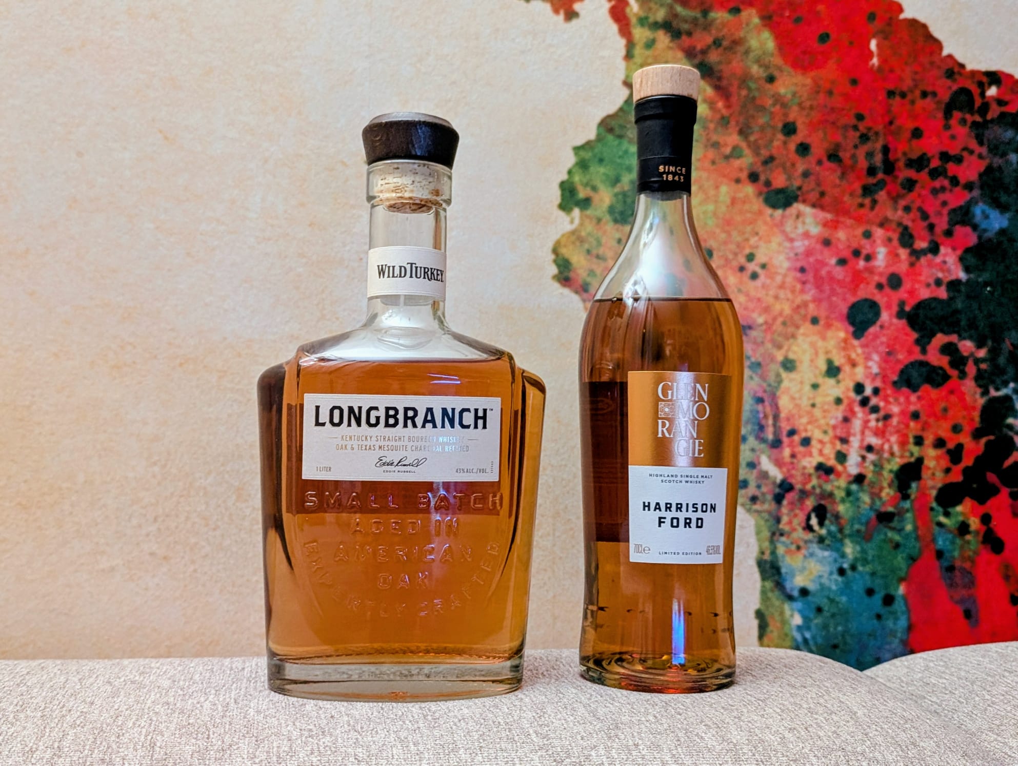Wild Turkey Longbranch und Glenmorangie Harrison Ford Limited Edition stehen nebeneinander vor einer bunten Wand – Grab The Glass Folge 219