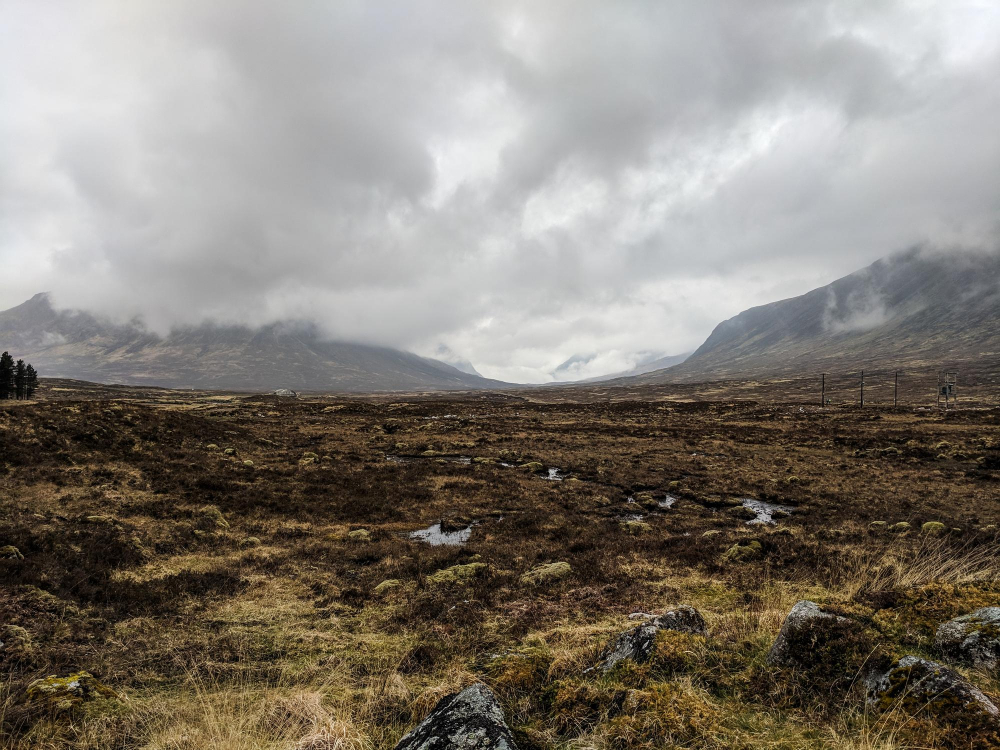Rannoch Moor in Schottland mit dunkler Moorlandschaft und tiefen Wolken als Symbol für Torf und ppm bei rauchigem Whisky