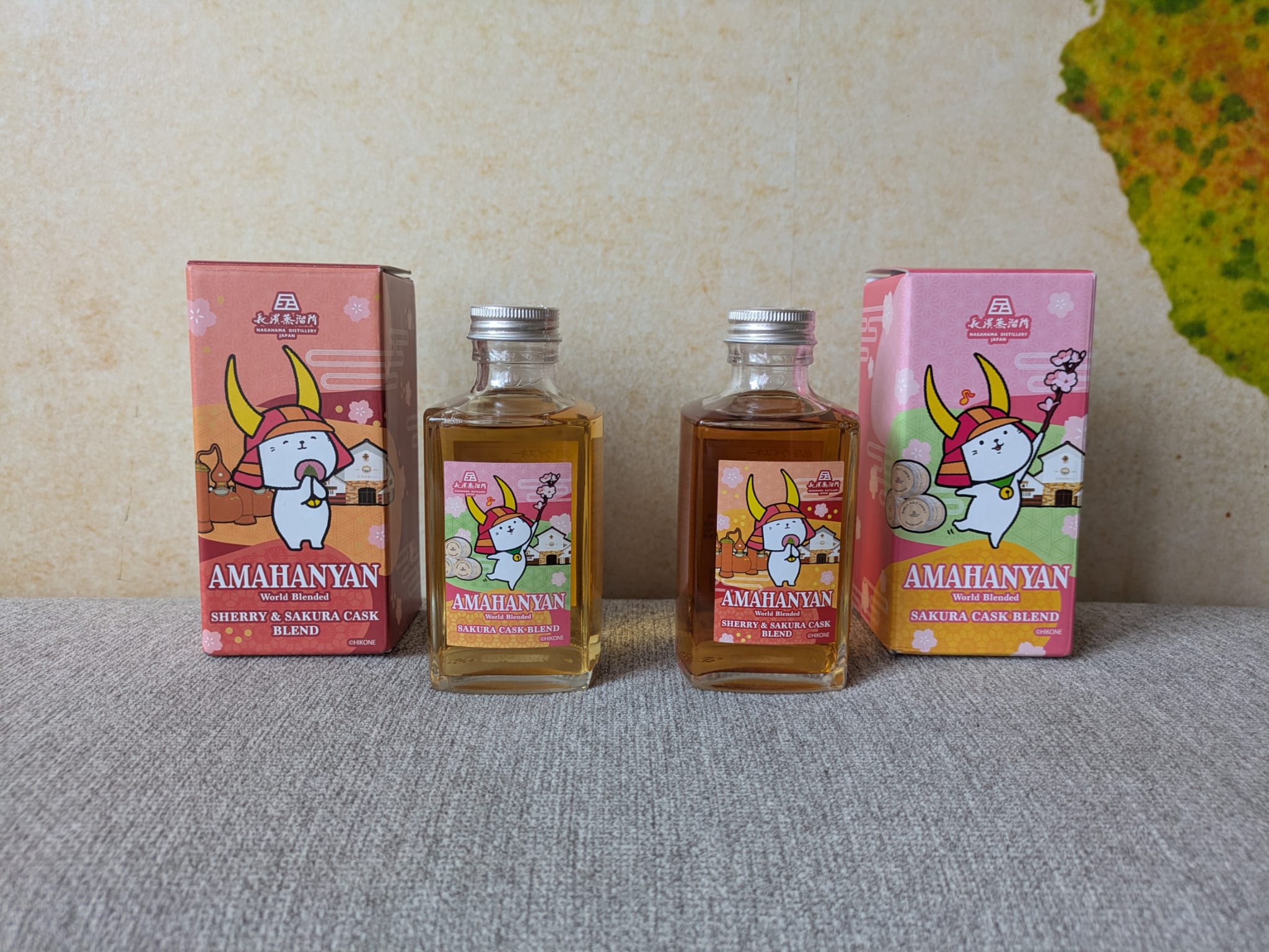 Amahanyan Sherry & Sakura Cask Blend und Amahanyan Sakura Cask Blend mit ihren pinkfarbenen Verpackungen.