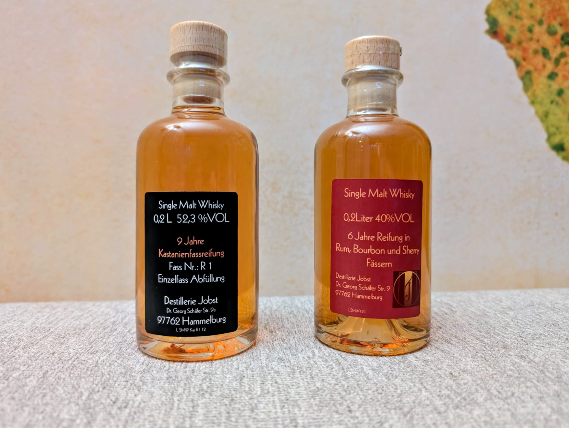 Zwei Jobst Single Malt Whiskys aus Hammelburg: neun Jahre Kastanienfassreifung und sechs Jahre Reifung in Rum-, Bourbon- und Sherryfässern.